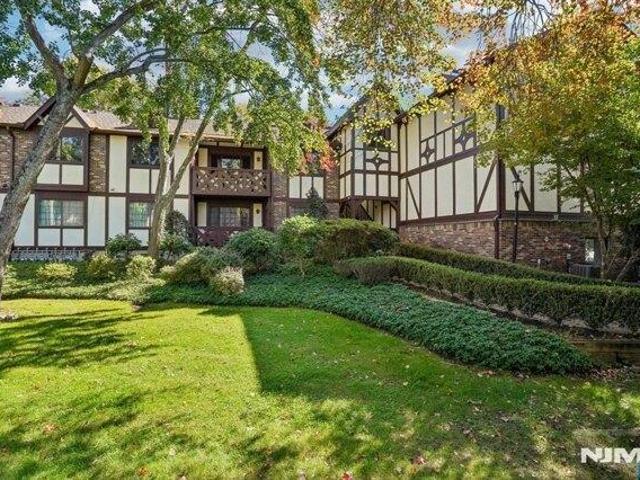 Condo for sale in Ridge Gardens, Mahwah