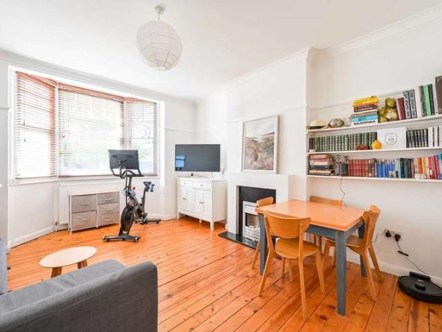 Flat for sale in Wood Green, Hornsey
