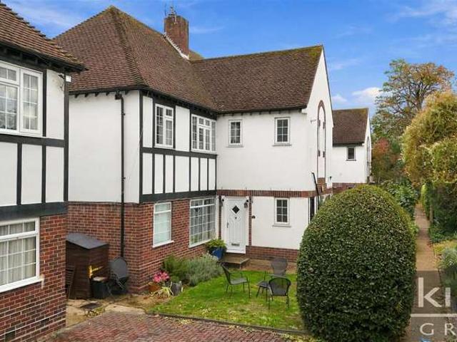 Maisonette for sale in Winchmore Hill, Greater London