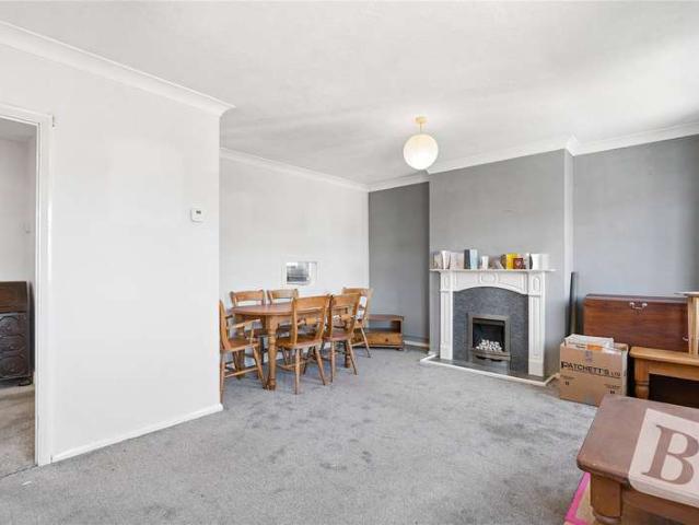 Maisonette for sale in Cranham, Greater London
