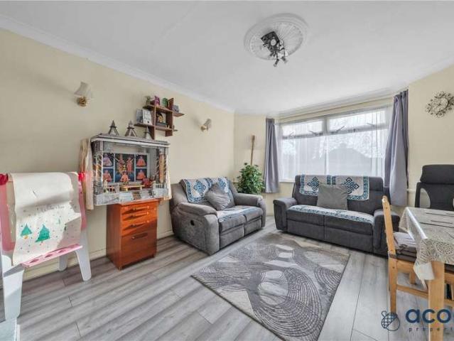 Maisonette for sale in Kingsbury, Greater London