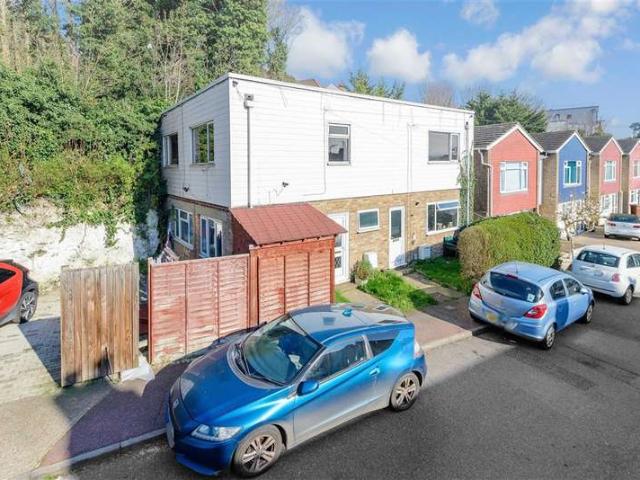 Maisonette for sale in Luton, Chatham