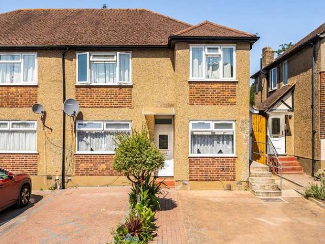 Maisonette for sale in Northwood, Greater London