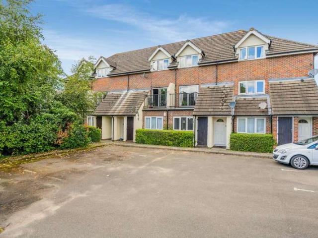 Maisonette for sale in Hillview, Surrey