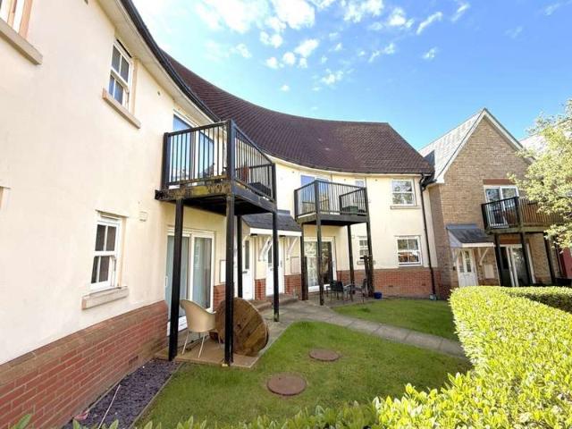 Maisonette for sale in Hythe, Fordham Heath