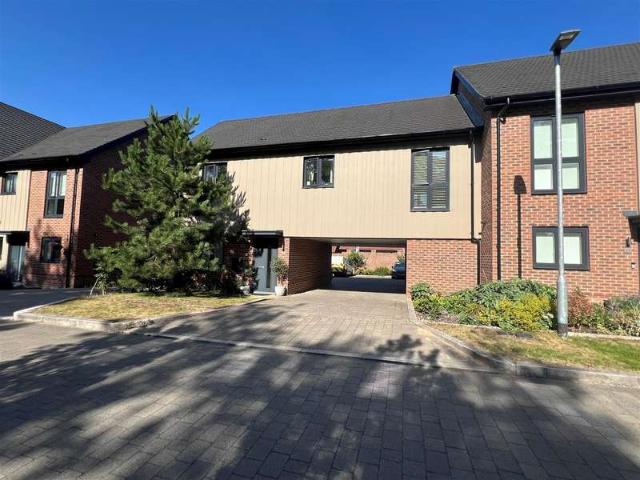 Maisonette for sale in Buckler's Park, Crowthorne