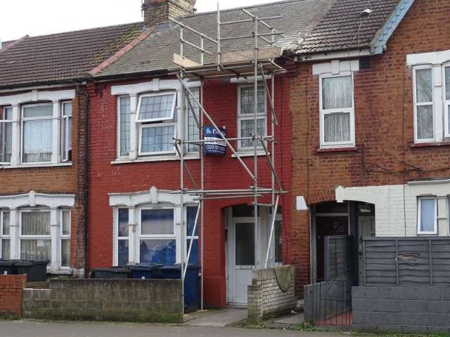 Maisonette for sale in London Borough of Ealing, Greater London