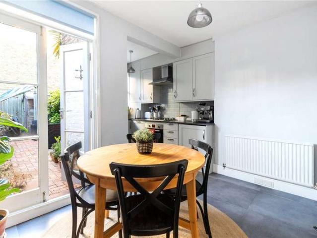 Maisonette for sale in Southfields, Greater London