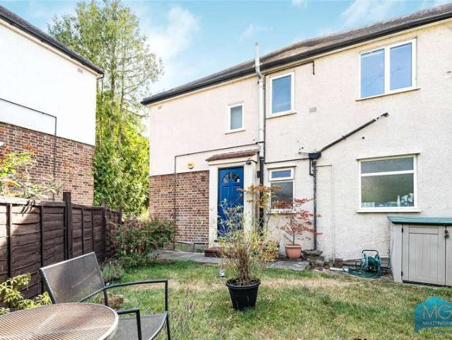 Maisonette for sale in West Finchley, Greater London