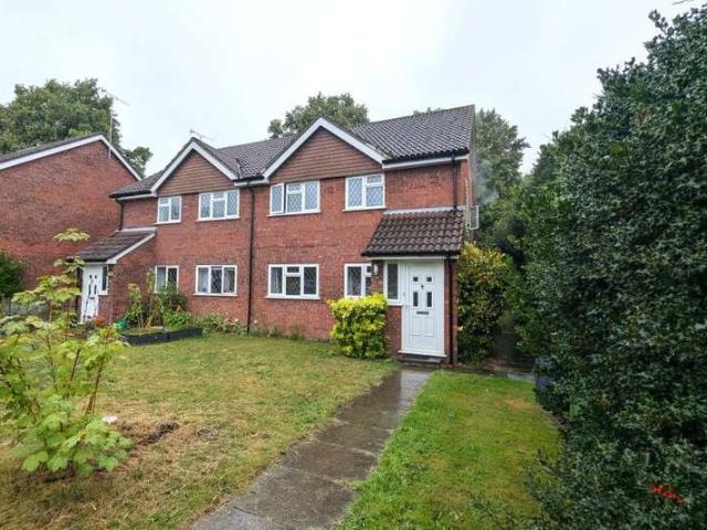 Maisonette for rent in Lightwater, Surrey Heath
