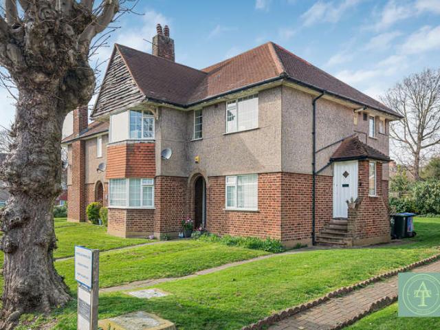 Maisonette for sale in Southgate, Oakwood