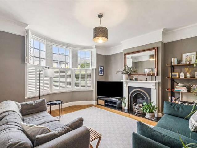 Maisonette for sale in Earlsfield, Greater London