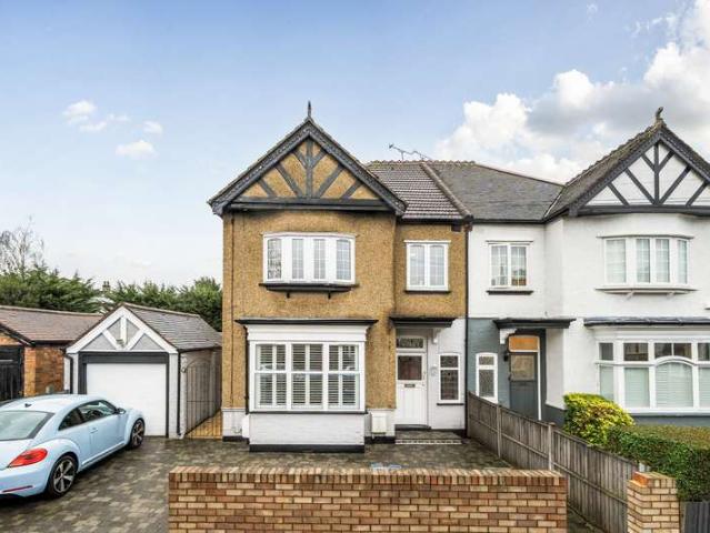 Maisonette for sale in Wealdstone, Greater London
