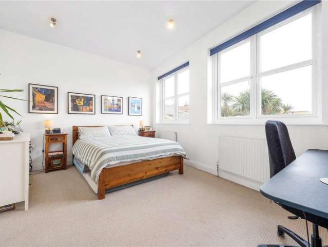 Maisonette for sale in East Dulwich, Greater London