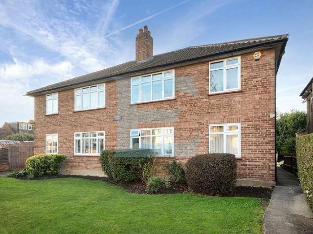 Maisonette for sale in Mill Hill, Greater London