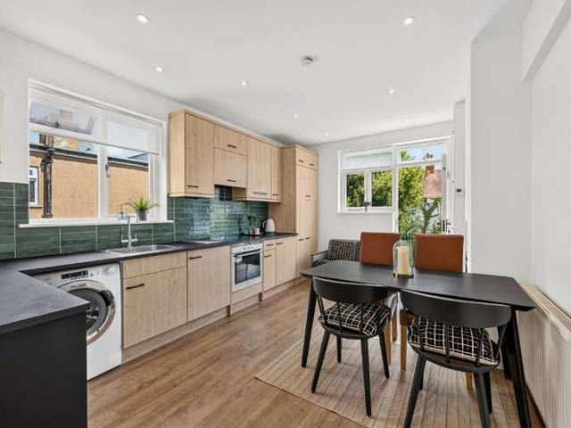 Maisonette for sale in London Borough of Merton, Merton Park