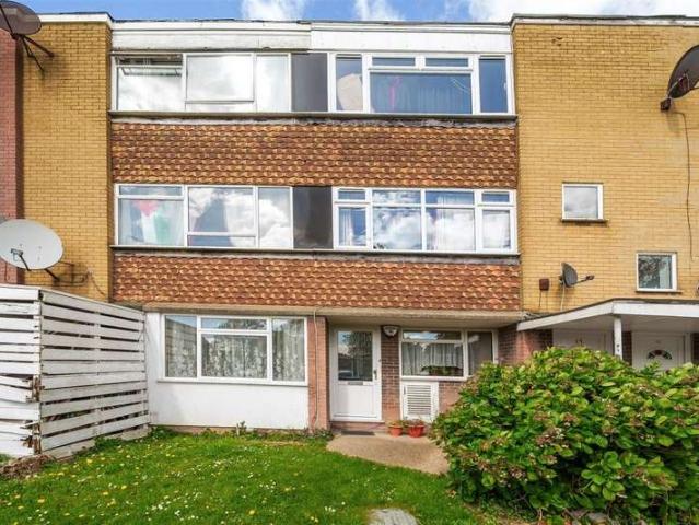 Maisonette for sale in Preston, Greater London