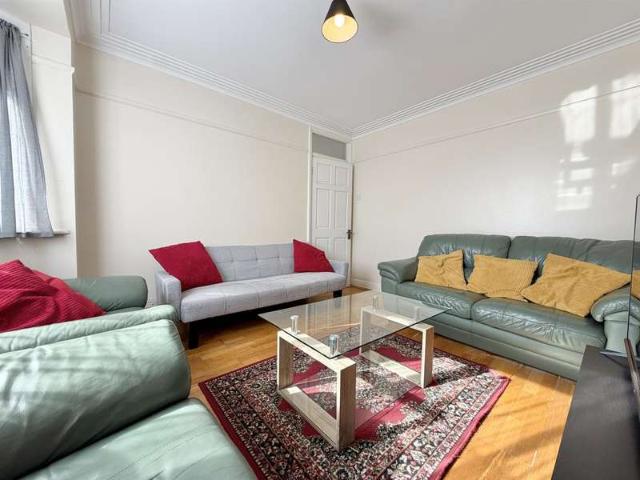 Maisonette for sale in Duck Island, Greater London
