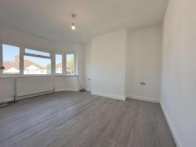 Maisonette for sale in Oakleigh Park, Greater London