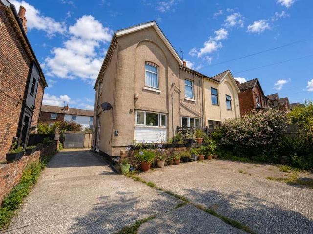 Maisonette for sale in Claughton, Wirral