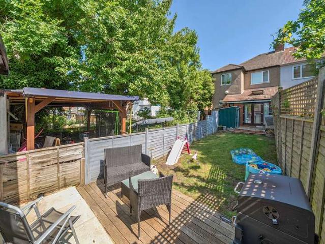 Maisonette for sale in Kingsbury, Greater London