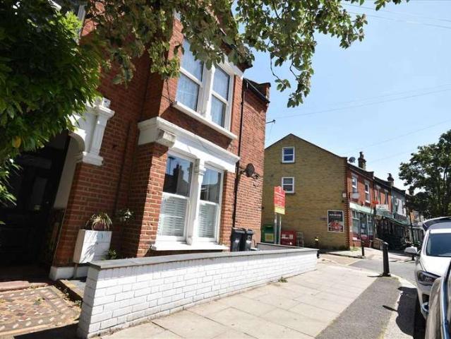 Maisonette for sale in London Borough of Hounslow, Strand