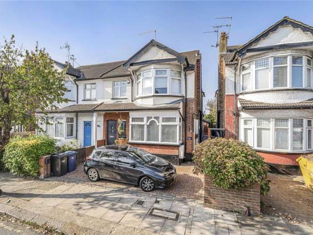 Maisonette for sale in The Hale, Greater London