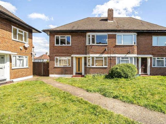 Maisonette for sale in Roundshaw, Greater London