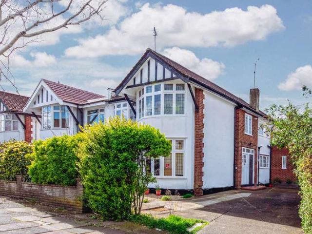 Maisonette for sale in London Borough of Barnet, Greater London