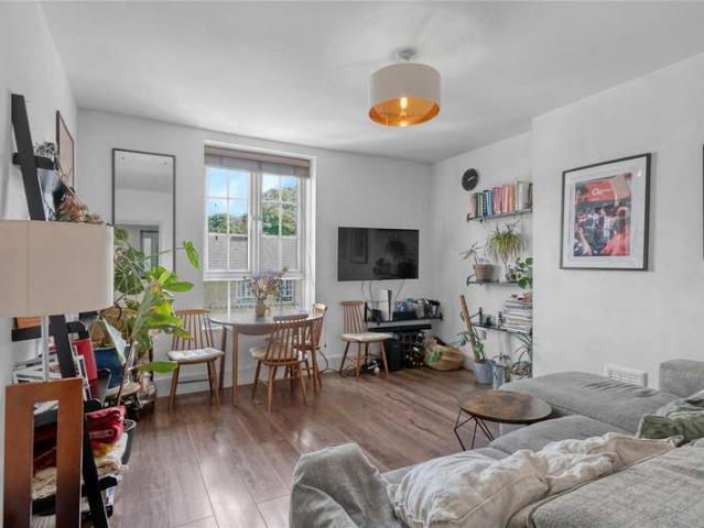 Maisonette for sale in East Dulwich, Greater London