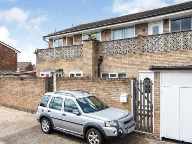 Maisonette for sale in London Borough of Hounslow, Hanworth