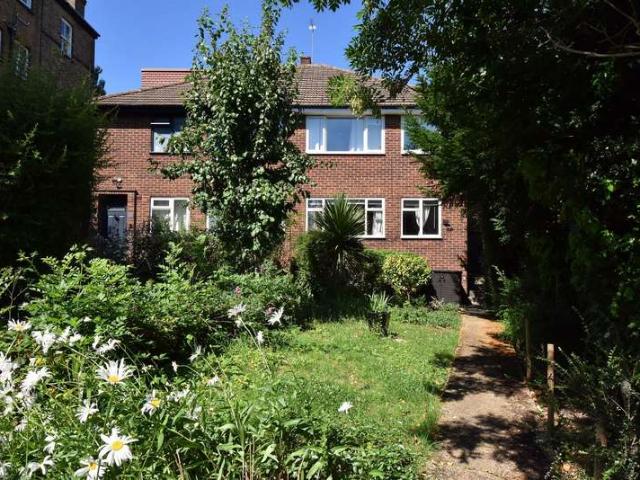 Maisonette for sale in London Borough of Lewisham, Forest Hill