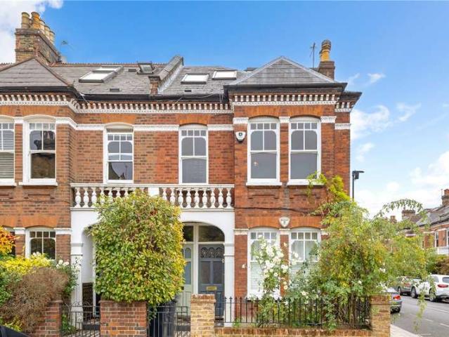 Maisonette for sale in Clapham, Greater London