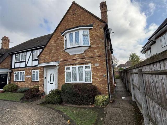 Maisonette for sale in London Borough of Barnet, Greater London