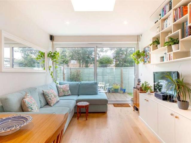 Maisonette for sale in London Borough of Merton, Mitcham