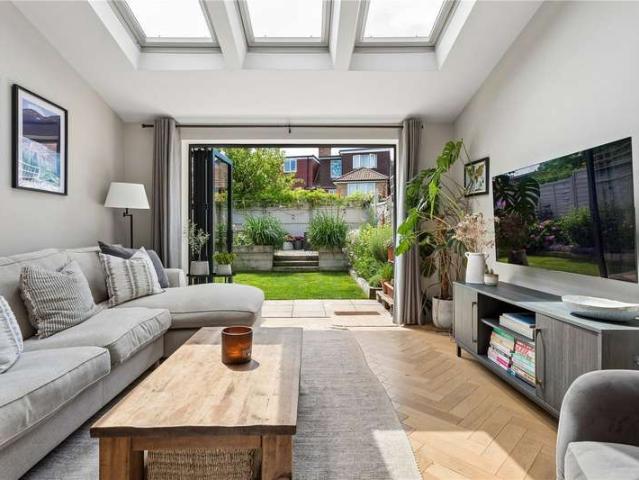 Maisonette for sale in Summerstown, Greater London