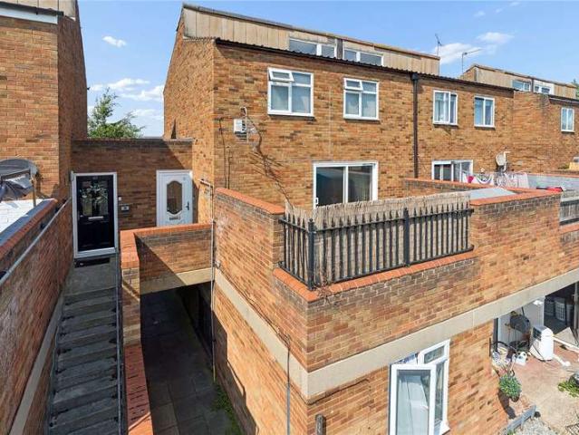 Maisonette for sale in Vange, Essex