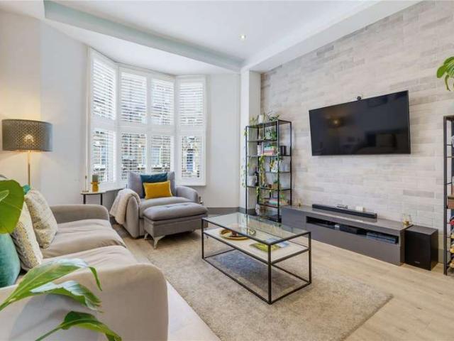 Maisonette for sale in Clapham Junction, Greater London