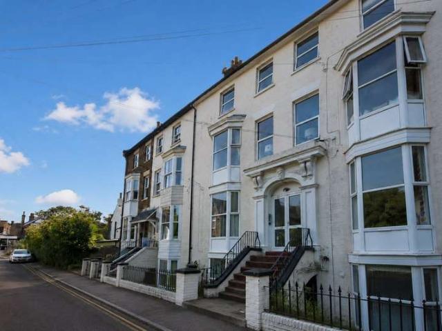 Maisonette for rent in Upton, Acol