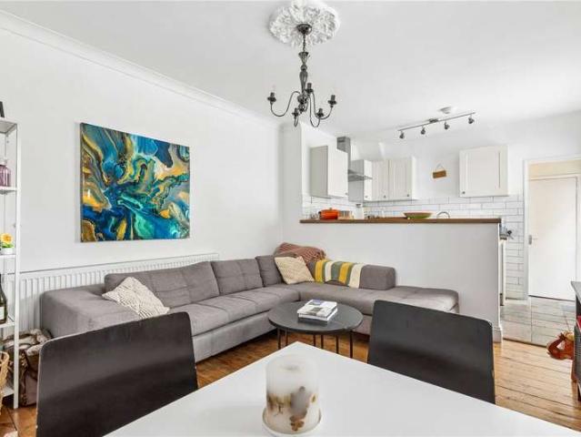 Maisonette for sale in Furzedown, Greater London
