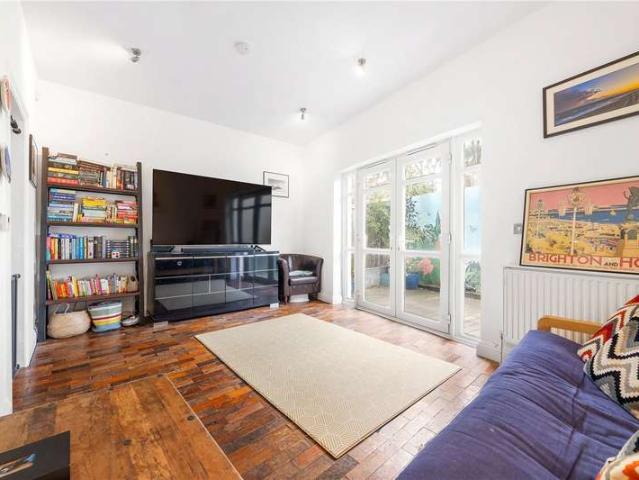 Maisonette for sale in East Dulwich, Greater London