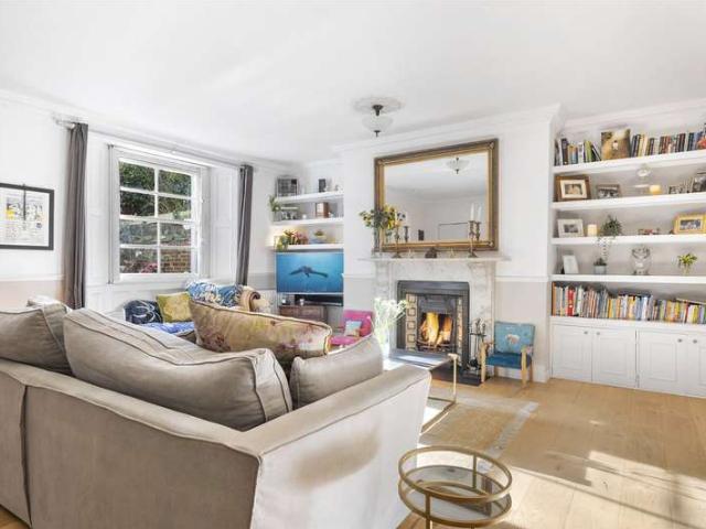 Maisonette for sale in Highbury, Greater London