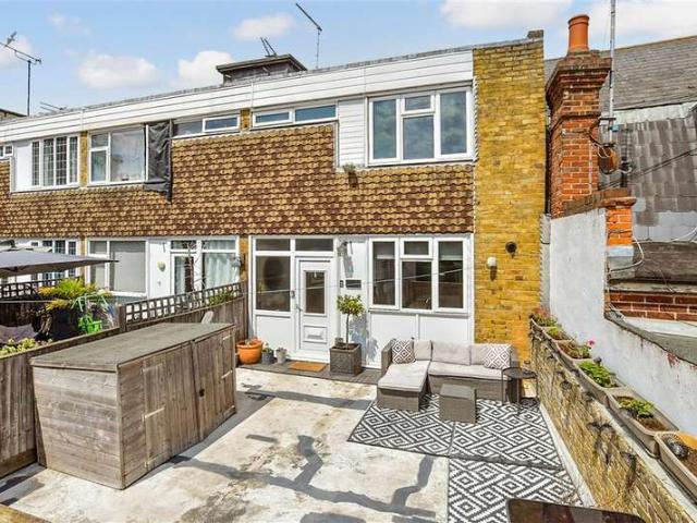 Maisonette for sale in Upton, Acol