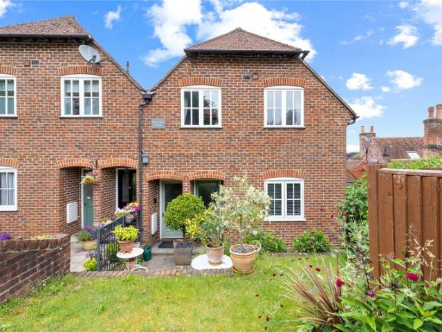 Maisonette for sale in Fole, Surrey