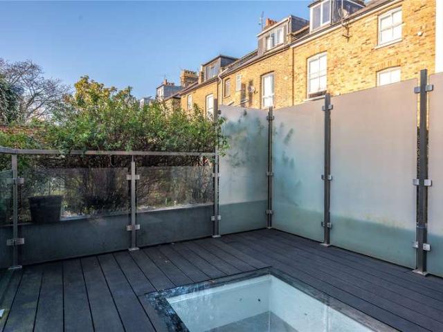 Maisonette for sale in Finsbury Park, Greater London