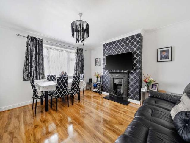 Maisonette for sale in Kingsbury, Greater London