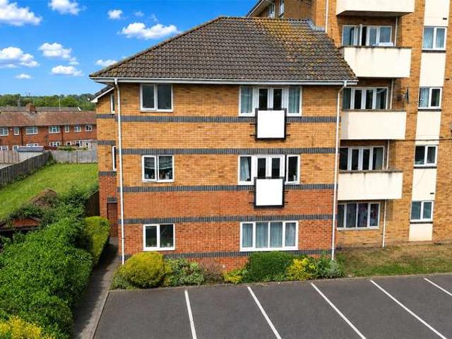 Maisonette for sale in Dee Park, Reading