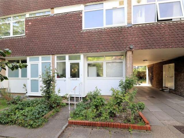 Maisonette for sale in Horsell, Woking