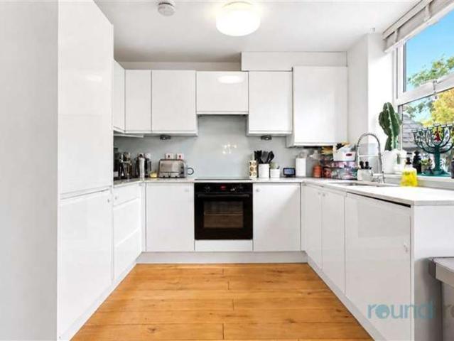 Maisonette for sale in London Borough of Barnet, Greater London