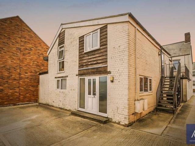 Maisonette for sale in Brackley, Northamptonshire
